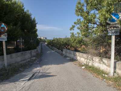 Solo una volta superato lo svincolo per la statale, l� dove la complanare prende il nome di viale Aldo Moro, scoviamo finalmente una stradina ricavata tra alcune abitazioni, che ci permette di raggiungere nuovamente la costa